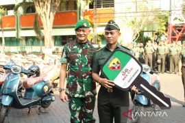 Pangdam Udayana bagikan motor listrik dukung energi hijau