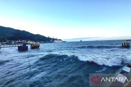 Nelayan tradisional di Gorontalo tidak melaut karena gelombang tinggi