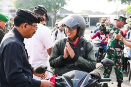Pemkab Badung bagikan ratusan Bendera Merah Putih ke masyarakat