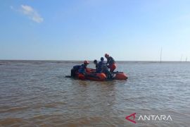 Nelayan diduga hilang usai perahu terbalik di Muara Pantai Kurau Kalsel