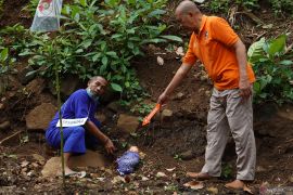 Rekonstruksi temuan kerangka bayi hasil hubungan sedarah