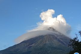Guguran lava Gunung Karangetang masih terjadi