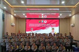 Kapolres Bangka Barat meminta bhabinkamtibmas hadir di tengah warga