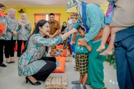 Kahiyang Ayu bantu makanan tambahan 60 anak stunting di Belawan