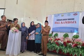 Hesti Haris launching Sekolah Lansia pertama di Jambi