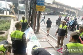 Satpol PP DKI Jakarta turunkan 2.792 atribut partai politik tak berizin