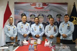 Kakanwil Kemenkumham Riau sematkan Pin UPP pada ketua Pokja pemberantasan pungli