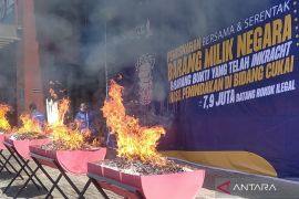 Bea Cukai Kudus bakar 264.000 batang rokok ilegal