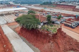 Rumah di tengah proyek Jalan Tol Cijago seksi 3B