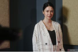 Laura Basuki menikmati baca buku bertema fiksi fantasi