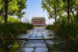 Pemandangan musim panas di sepanjang Poros Tengah Beijing di China