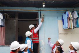 PLN UIW MMU bantu pasang baru listrik gratis ke 3.500 warga kurang mampu