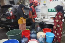PMI Sukabumi siagakan truk tanki untuk atasi  kekeringan dan kesulitan air bersih