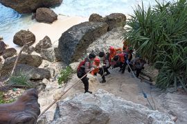 Basarnas Bali evakuasi warga India terseret arus Diamond Beach