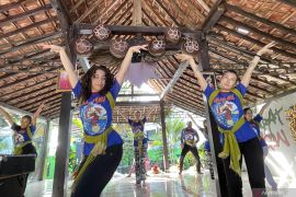 Sembilan pemuda dari negara sahabat belajar tari Banyuwangi