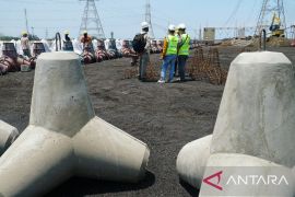 PLN berhasil kelola FABA hingga 1,45 juta ton untuk dimanfaatkan masyarakat jadi material batako hingga tanggul laut