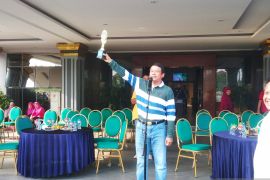 Ratusan peserta ikuti jalan santai keliling Pematang Reba