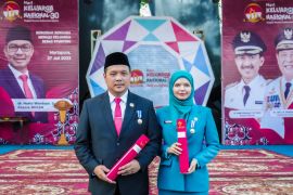 Wali Kota Aditya dan Ketua TP PKK Vivi Zubedi terima penghargaan Manggala Karya Kencana