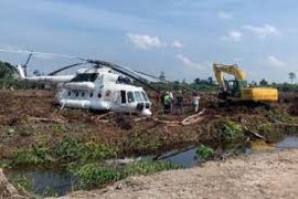 Helikopter BNPB mendarat di area terbuka lahan gambut karena cuaca buruk