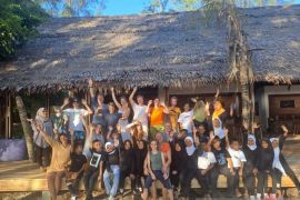 Pengelola Pulau Saronde ajari anak-anak kepulauan bahasa Inggris