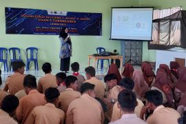 Diskominfo Batola edukasi siswa SMAN 1 Tabunganen internet sehat dan stunting