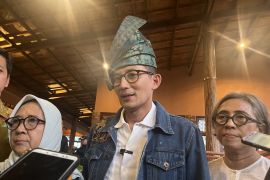 Menparekraf kenakan "Tanjak",  dorong promosi produk dalam negeri