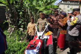 Pemkab Badung beri petani bantuan traktor dukung ketahanan pangan