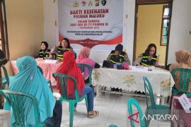 Polwan Polresta Ambon dan Bidokkes Polda gelar pengobatan  gratis