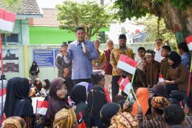 Pemkot Kediri beri bantuan kain seragam gratis