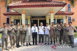 Urus pengantar SKCK di Bekasi pakai Sepeda Antik