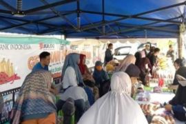 Warga serbu pasar murah di kantor Gubernur Sulbar