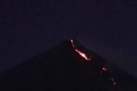 Guguran lava Karangetang terpantau meluncur ke lima sungai