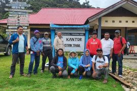Pemprov supervisi pemasangan VSAT dukung perekaman KTP-el di Pegunungan Arfak