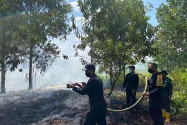 Brimob Polda Kalbar padamkan karhutla di Sungai Kakap Kabupaten Kubu Raya
