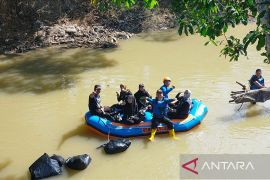 Relawan peduli sampah bersihkan sungai Barabai