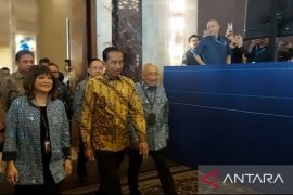 Presiden dan Ganjar Pranowo menghadiri pengukuhan kepengurusan Apindo