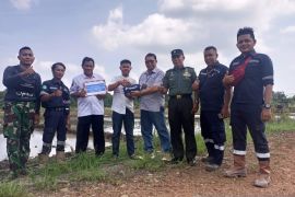 PT Timah-TNI bangun MCK dan sarana olahraga masyarakat di Bangka Barat