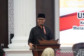 Kampanyekan Anti Triad KRR, Erman Safar dan istri raih Ayah Bunda Genre 2023