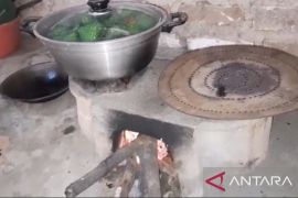 Warga pedesaan Pamekasan siasati kelangkaan elpiji 3 kg dengan tungku kayu