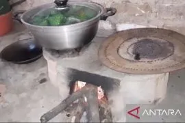 Warga pedesaan Pamekasan siasati kelangkaan elpiji 3 kg dengan tungku kayu