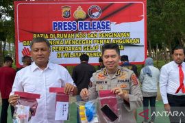 Ditresnarkoba amankan delapan pria dan wanita saat razia indekos di Kendari