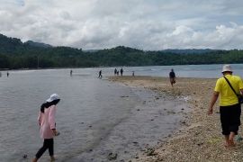 Serunya menyeberang Pulau Pisang Kecil dengan berjalan kaki