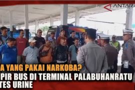 Petugas gabungan lakukan tes urine sopir bus di Terminal Palabuhanratu