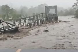 Video - Jembatan putus dihantam banjir, akses dua kecamatan lumpuh