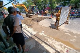 Aspal Jalan Pasar Kembang Surabaya terangkat akibat pengerjaan pipa PDAM