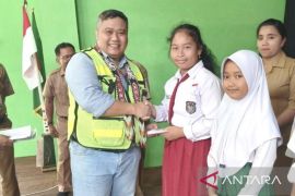 PAMA BAYA dukung pendidikan beri bantuan untuk 215 siswa