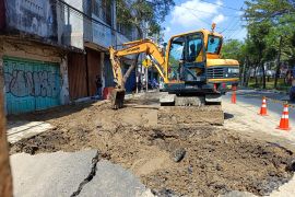 PDAM Kota Surabaya: terangkatnya aspal Jalan Pasar Kembang karena lumpur bawah tanah