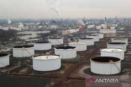 Minyak melonjak, penurunan stok AS picu kekhawatiran