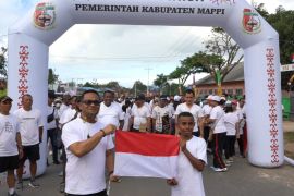 Penjabat Bupati Mappi membagikan 5.000 Bendera Merah Putih