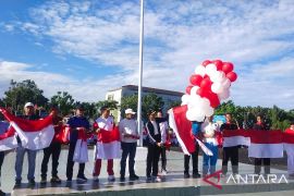 Pemkab Pasaman Barat memulai gerakan pembagian dan pemasangan bendera merah putih